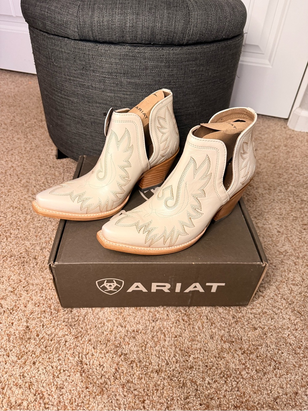 Ariat Women's Dixon Short Ankle Booties - Picture 2 of 6